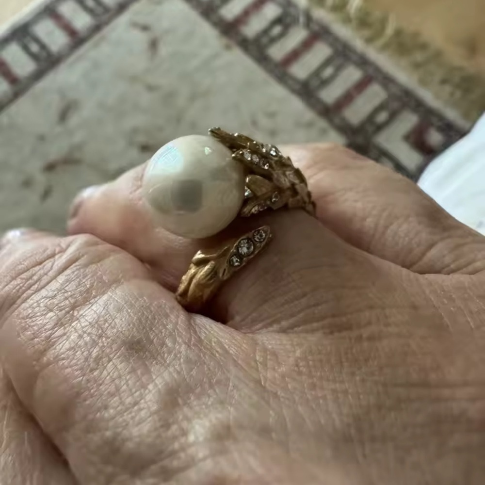 Antique Gold Leaf Band Fine Craftsmanship Crystals Ring - Picture 7 of 8